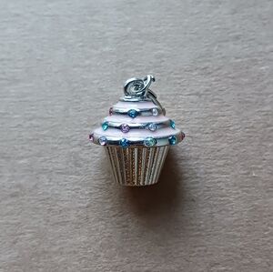 🌷 Charmalong By Bead Landing Cupcake Charm / Stitch Marker 🧁